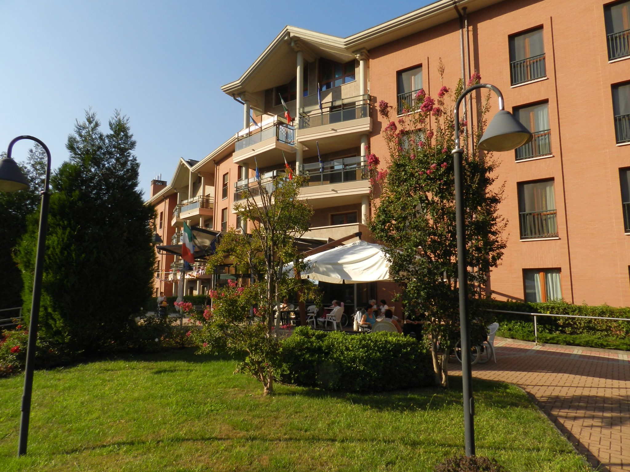 Giardino con gazebo e tavoli all'aperto
