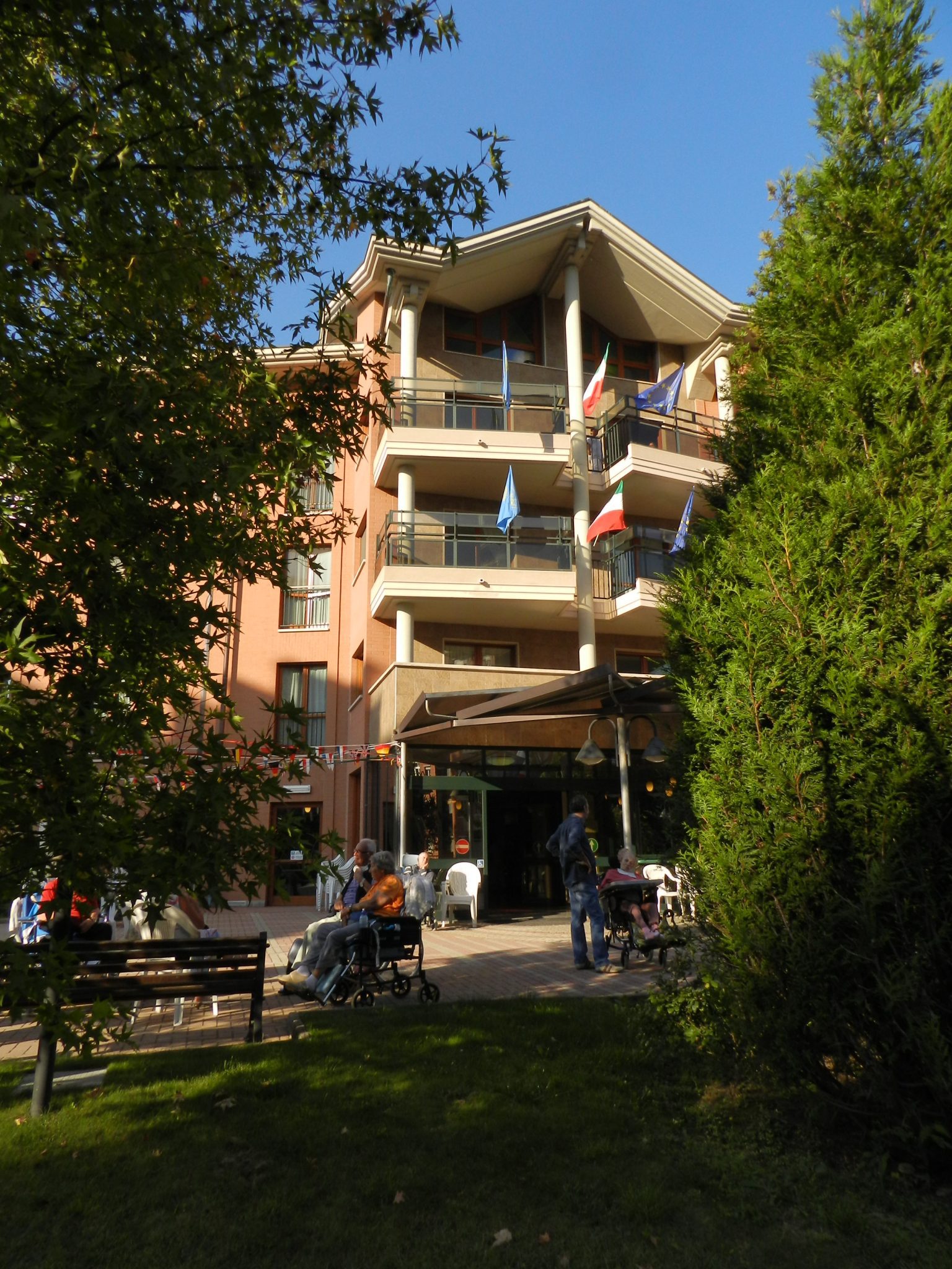 Ospiti nel cortile davanti all'ingresso, giardino e gazebo