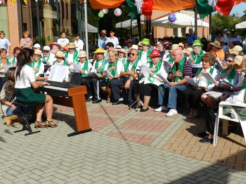 Coro all'aperto con bandane verdi