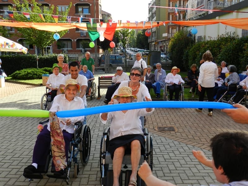 Sfilata estiva con ospiti in carrozzina
