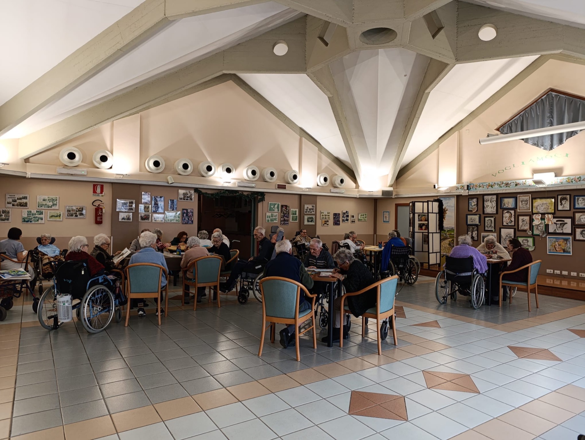 Sala polivalente con ospiti ai tavoli